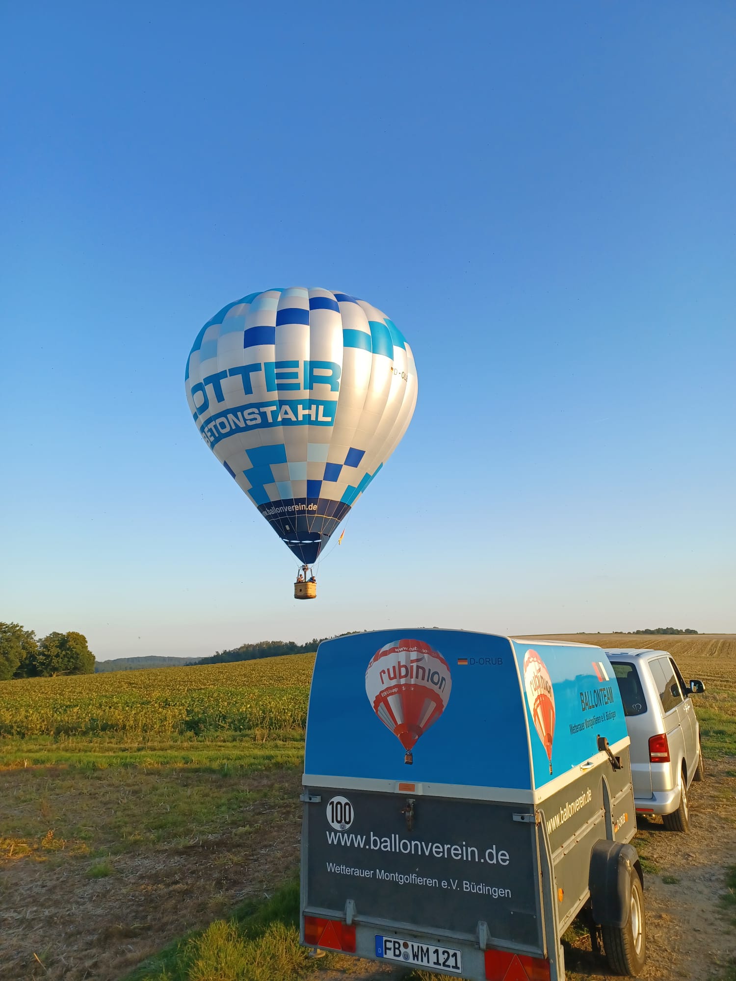 Ballon im Anflug mit Verfolger-Anhänger im Vordergrund