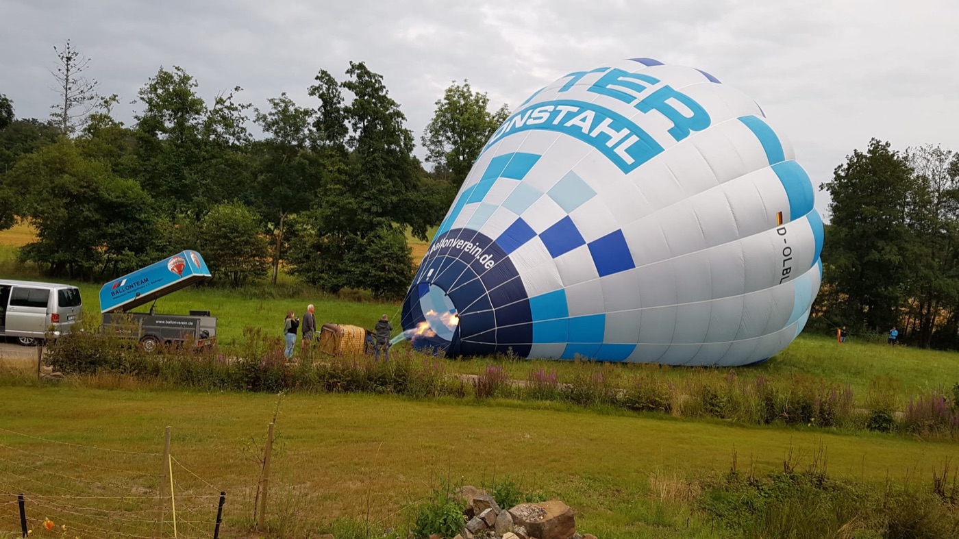 Ballon-Aufbau mit Brennerflamme
