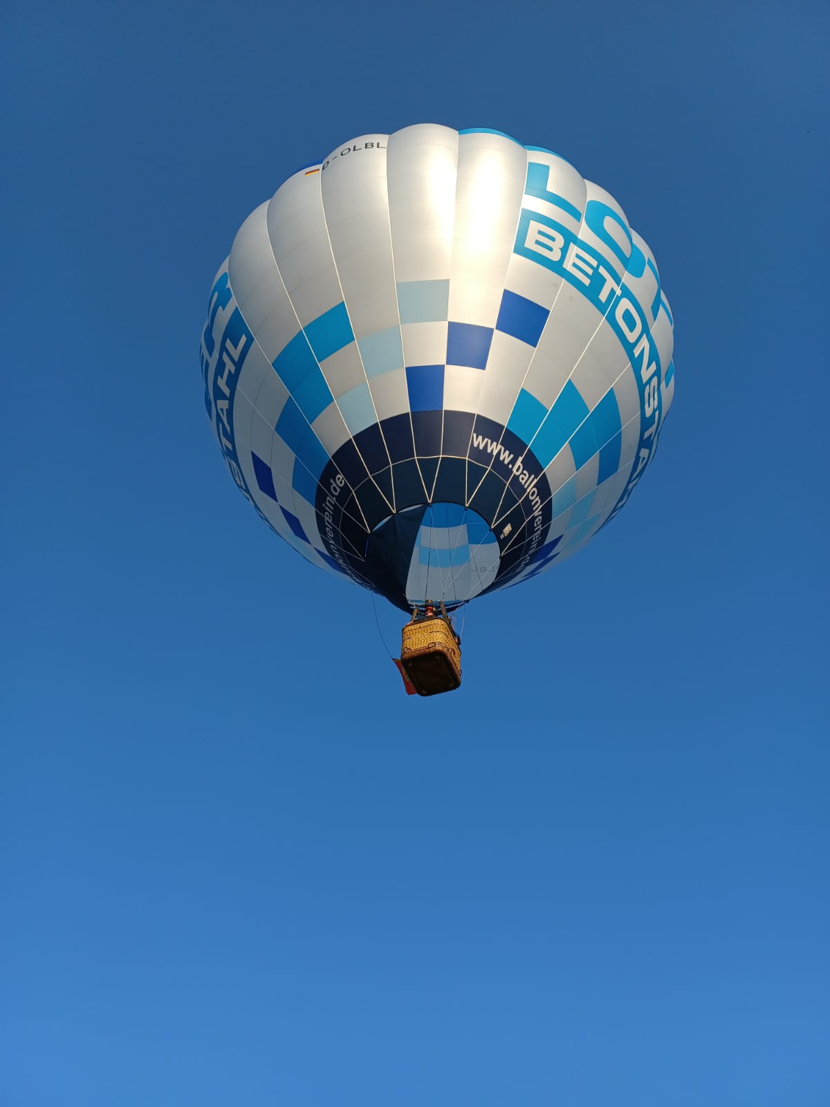 D-OLBL von unten gegen blauen Himmel